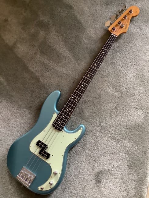 Fender Bass-Player Pbass Body/Vintura Jazz 60's Style neck. Excellent